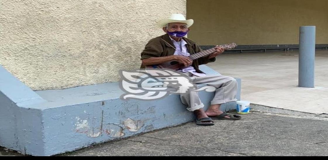 Don Eligio se gana la vida conservando tradición del Son Jarocho