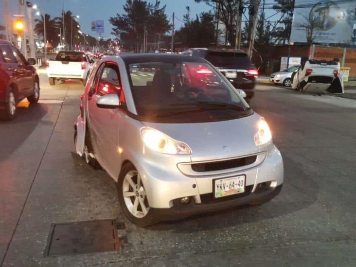 Accidente vehicular en Boca del Río termina en volcadura