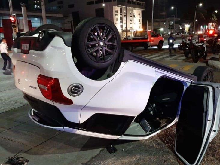 Accidente vehicular en Boca del Río termina en volcadura