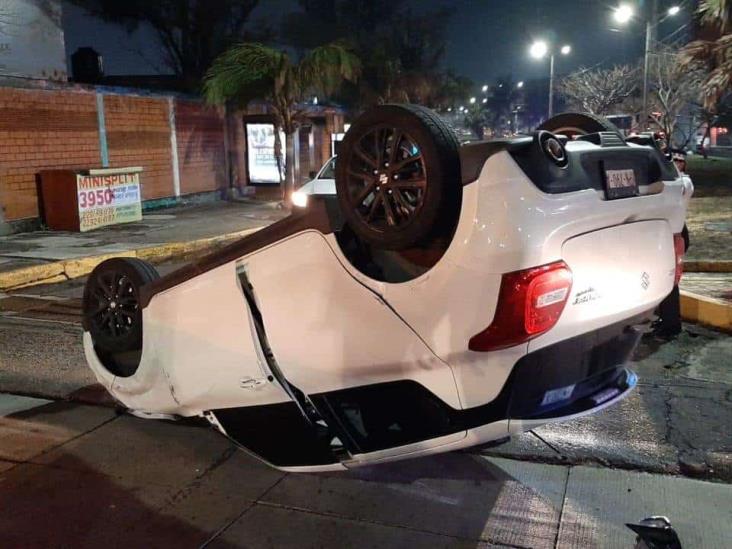 Accidente vehicular en Boca del Río termina en volcadura