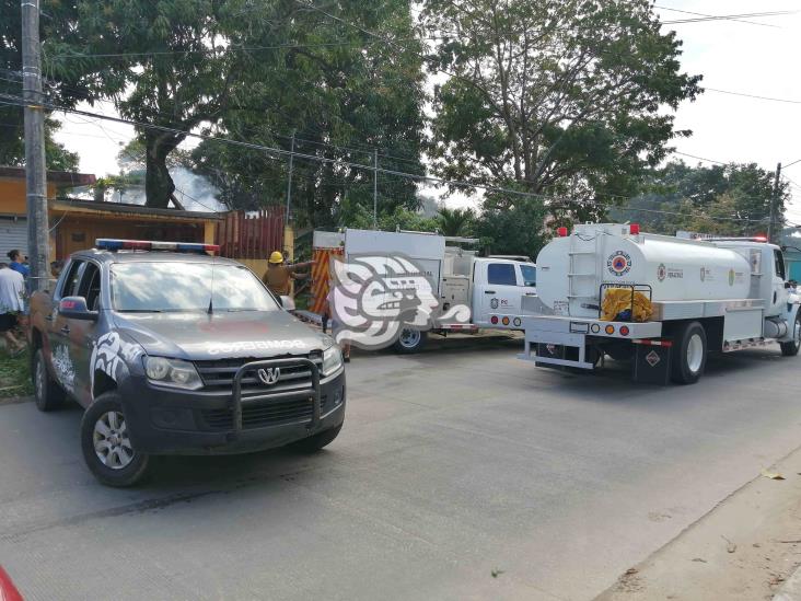 Se incendia vivienda de abuelita en Coatza; vecinos la auxilian