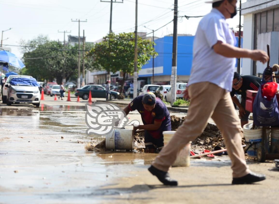 CMAS repara fuga de agua en calle del centro de Coatzacoalcos