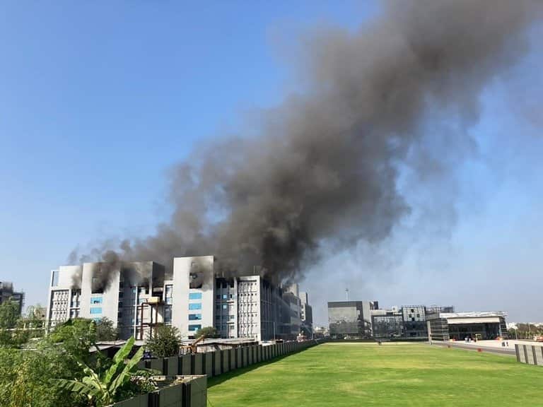 Se incendia sede de mayor fabricación de vacunas del mundo en India