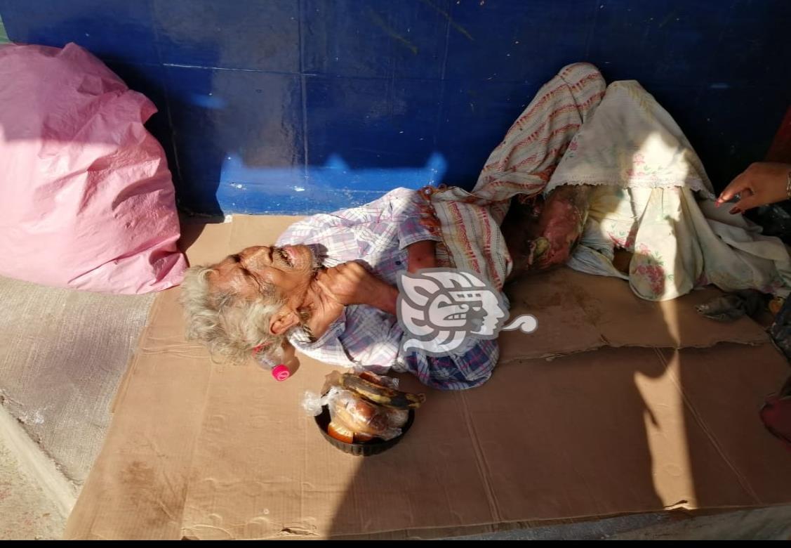 Anciano sufre heridas y llagas ante abandono