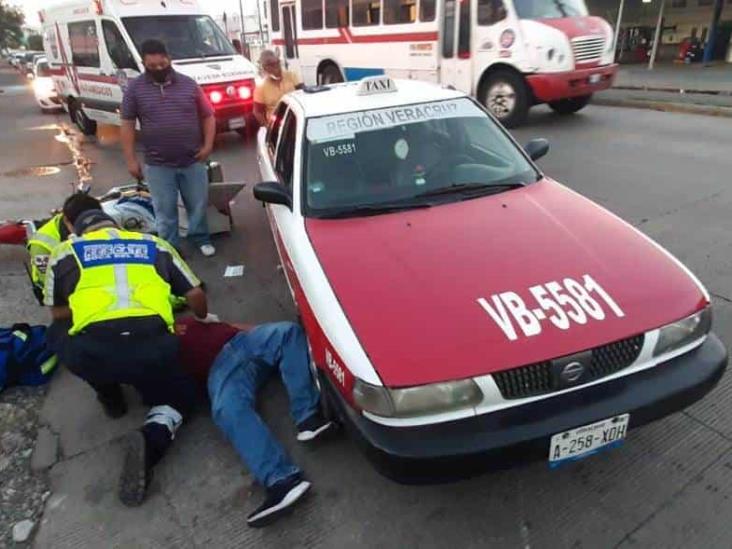 Se registra choque entre motociclista y taxi en calle de Veracruz