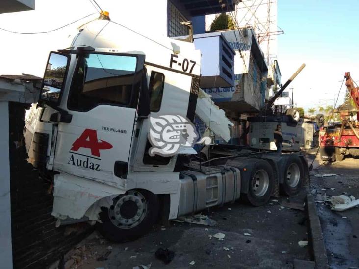 Sin frenos, camión de valores choca con tráiler en Córdoba
