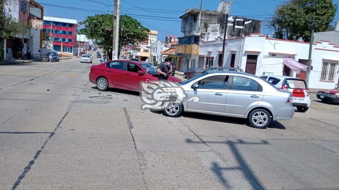 Aparatoso accidente en el centro de Coatzacoalcos