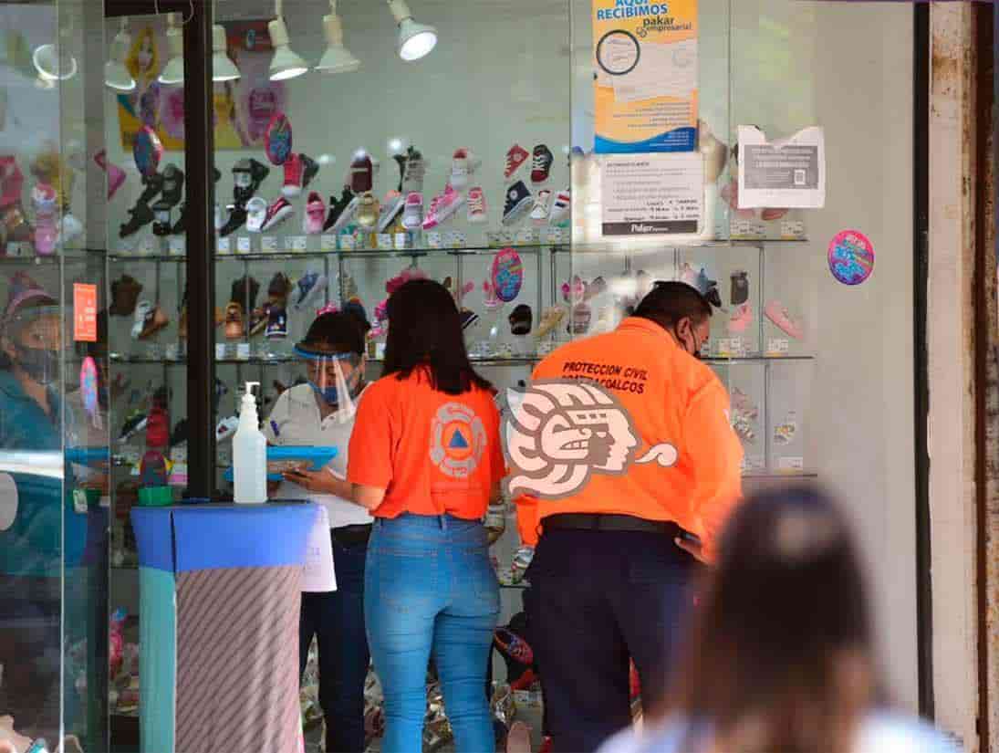 Comercio de Coatzacoalcos mantiene filtros sanitarios pese a molestia de clientes