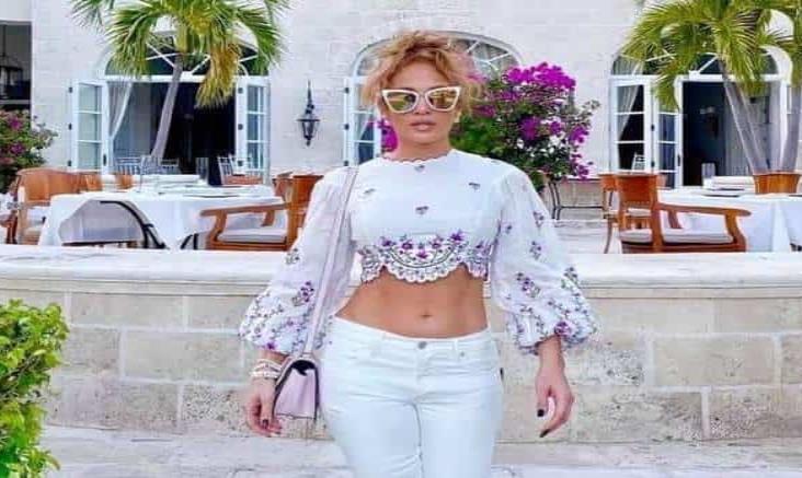 Jennifer Lopez muestra cómo llevar un pantalón blanco a la cadera