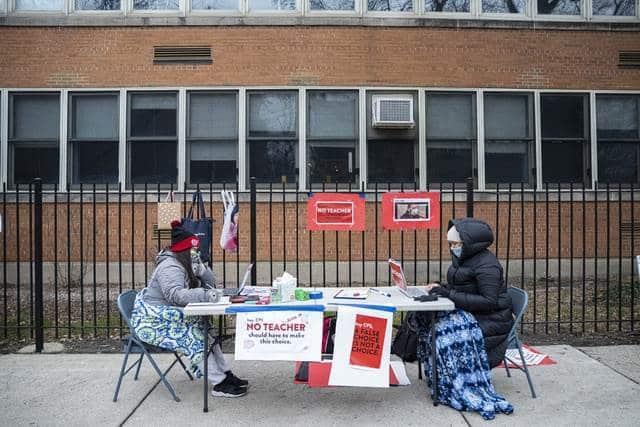 Maestros de Chicago se niegan a regresar a las aulas sin ser vacunados