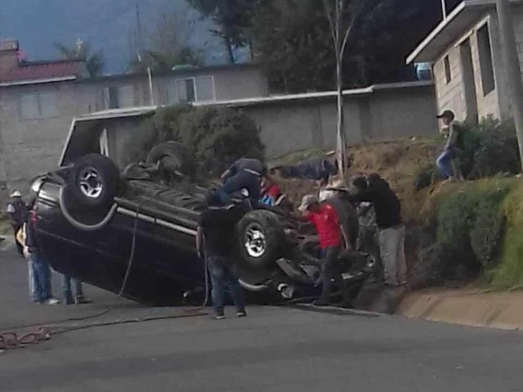 Vuelca camioneta en Nogales y deja una persona herida