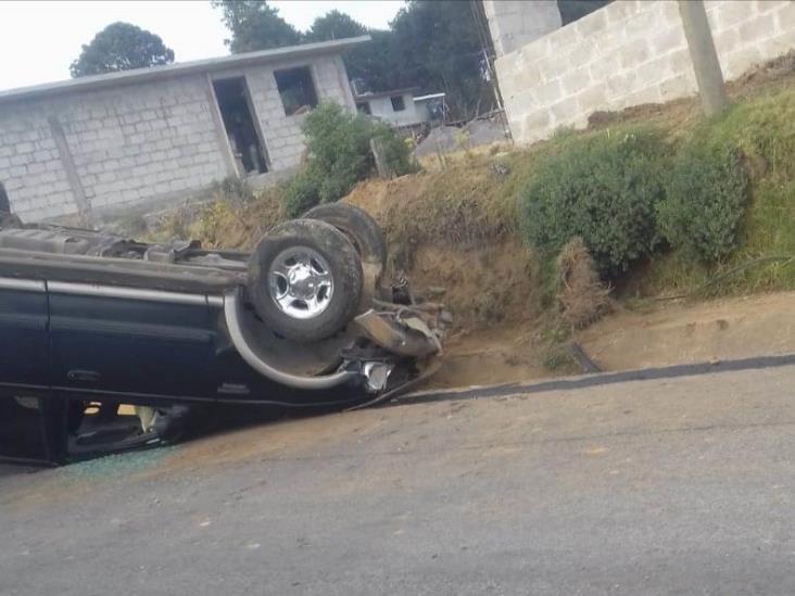 Vuelca camioneta en Nogales y deja una persona herida