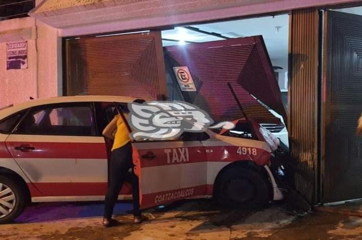 Ebrio taxista tira portón de vivienda en Coatzacoalcos