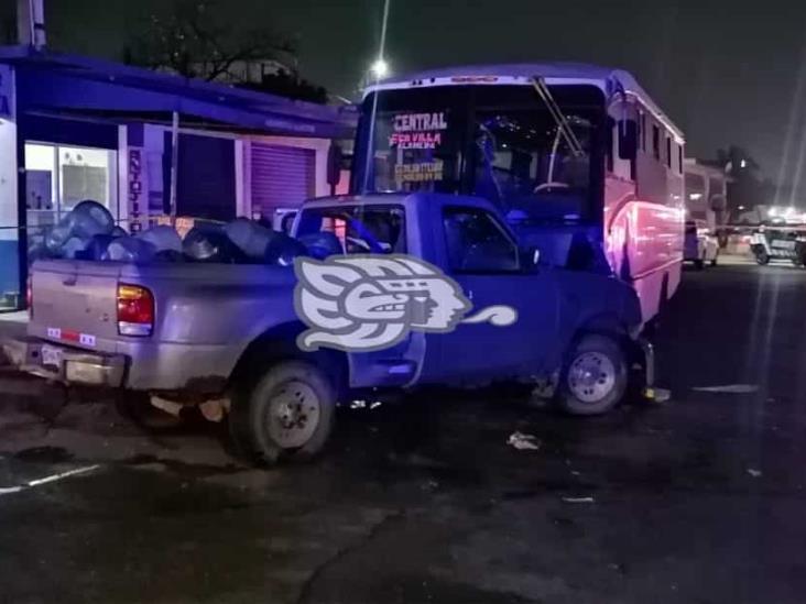 Microbús choca contra camioneta repartidora de agua; 12 heridos