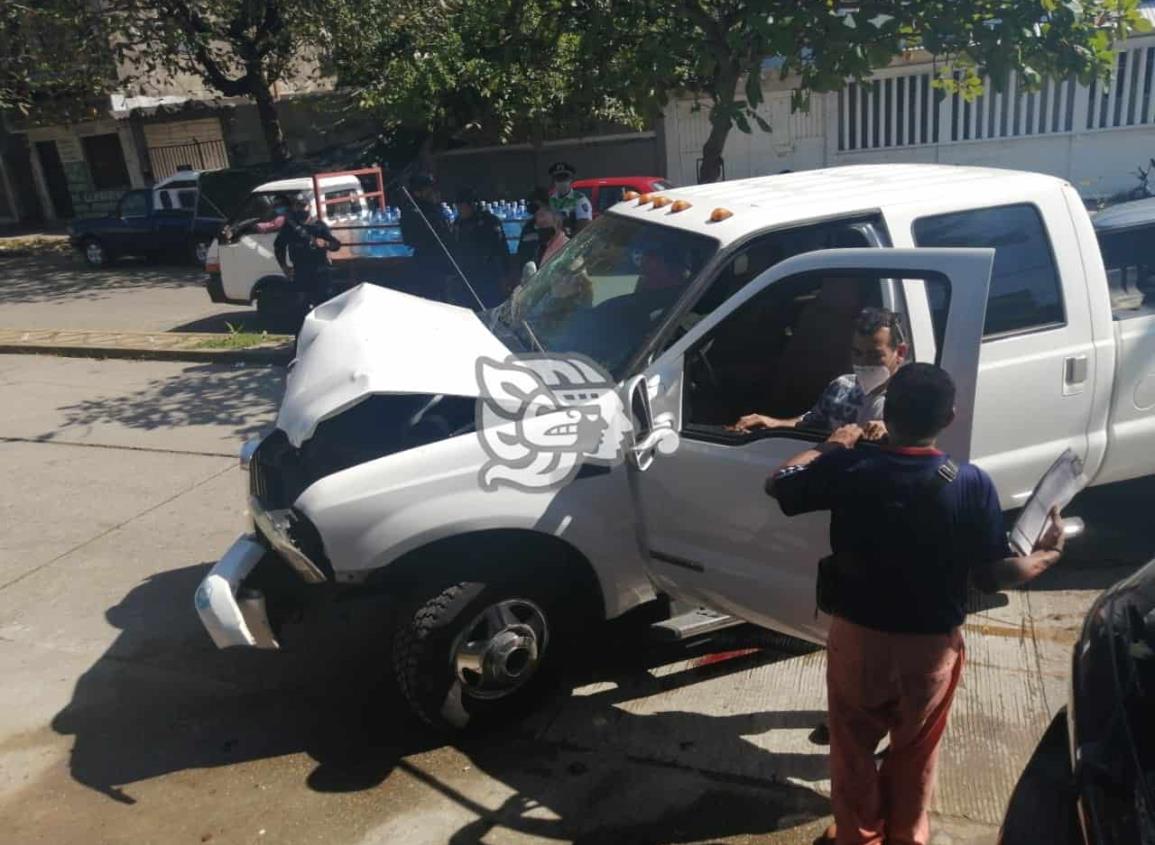 Camioneta chocó contra portón de edificio en Coatzacoalcos