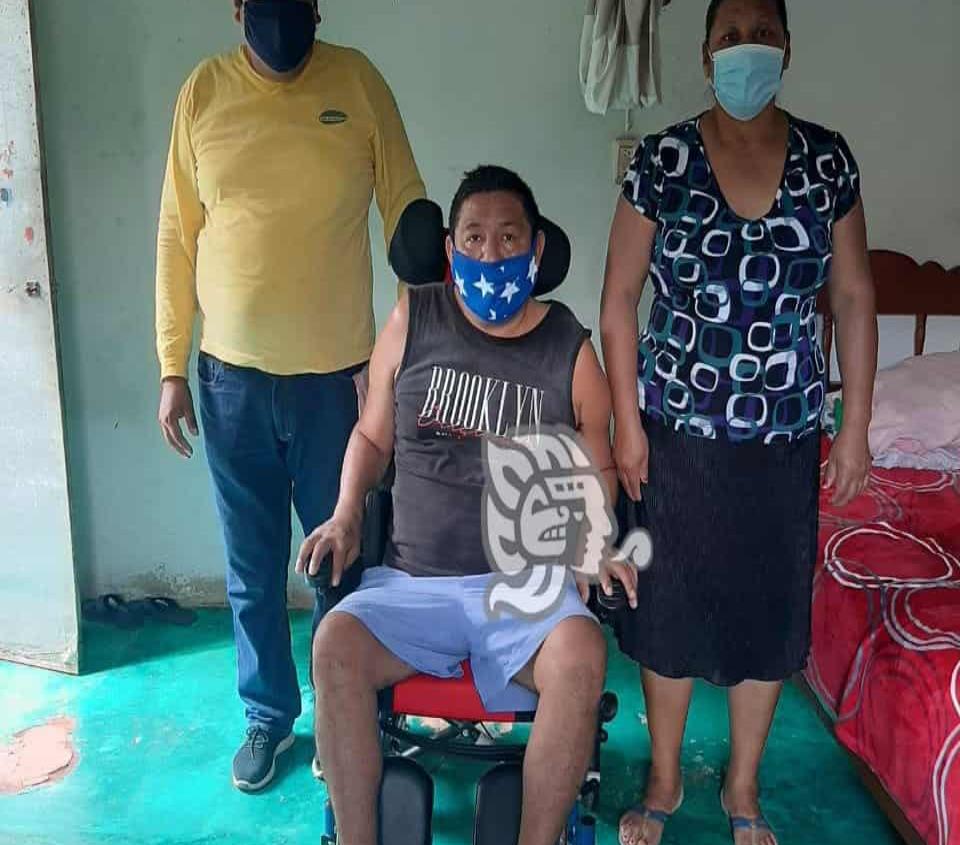Entrega Rolando Sinforoso silla especial a un adulto
