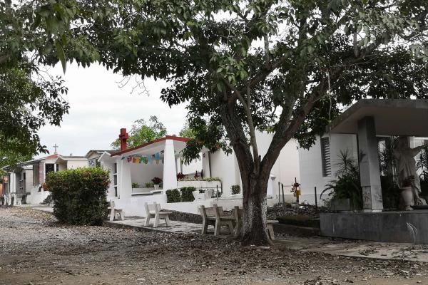 Panteones en Tuxpan lucen en abandono