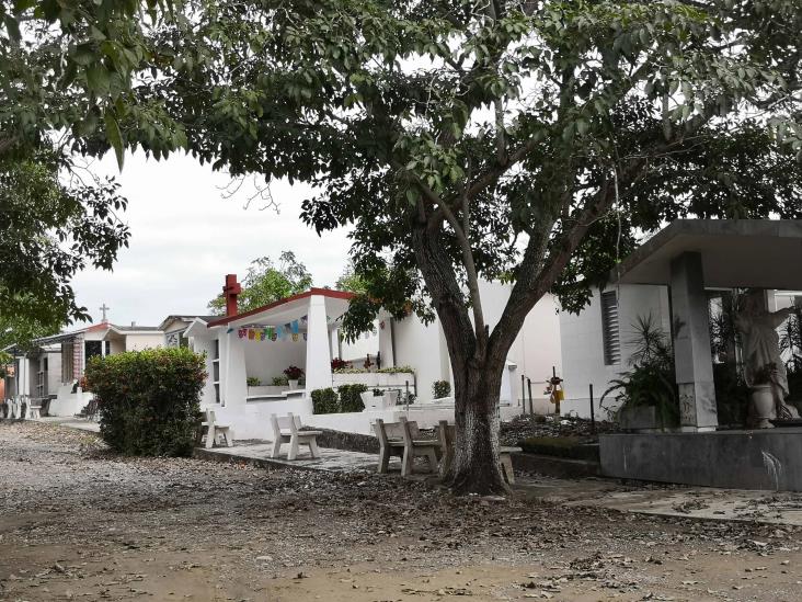 Panteones en Tuxpan lucen en abandono