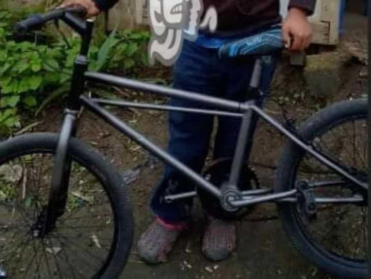 Roban bicicleta al pequeño José en Oluta; claman que la regresen