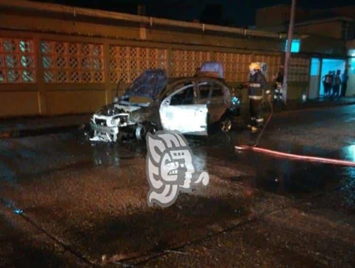 Taxi queda calcinado en colonia Puerto México de Coatzacoalcos