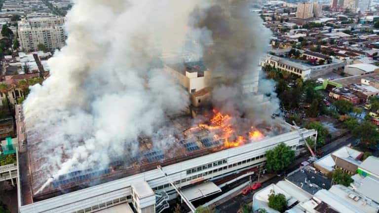 Incendio en hospital de Santiago de Chile; evacuaron a los pacientes