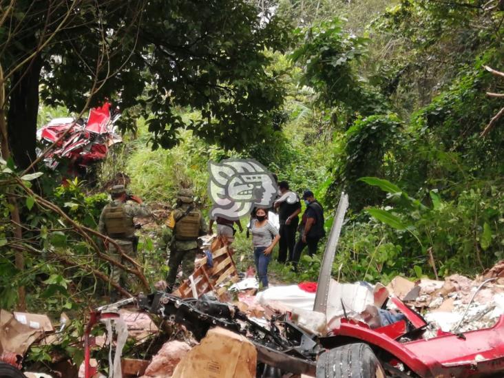 Cae tráiler cargado de carne en puente Coatza 2; conductor muere