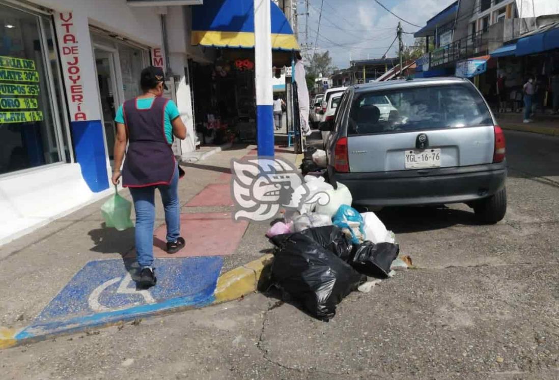 Invadido de basura el primer cuadro de Nanchital