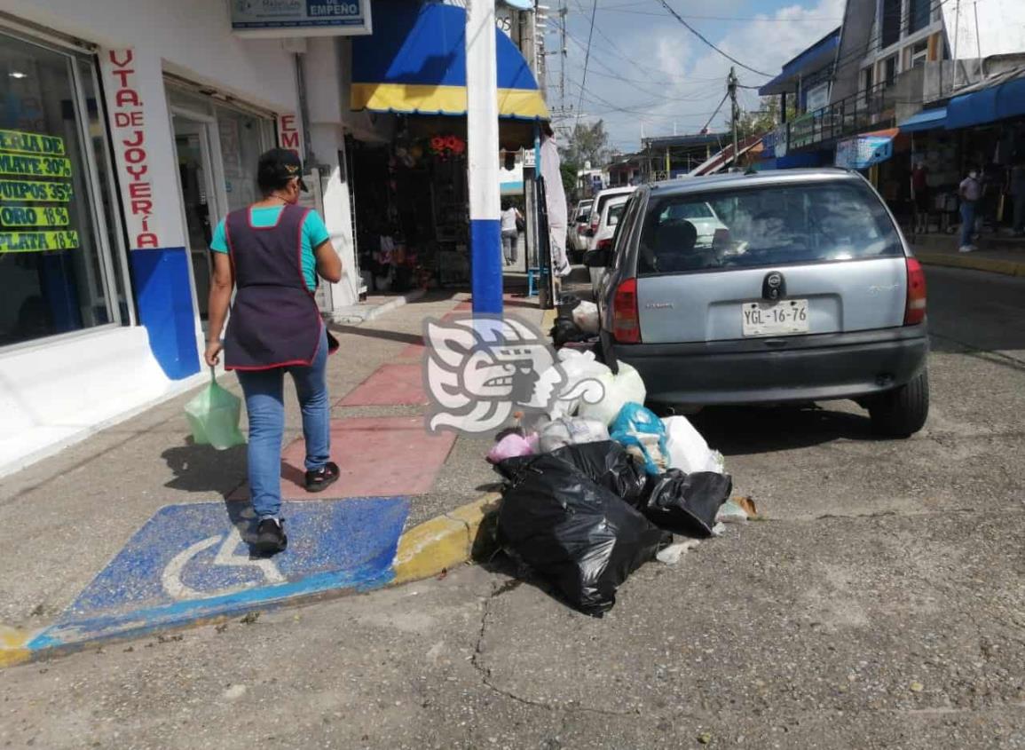 Invadido de basura el primer cuadro de Nanchital