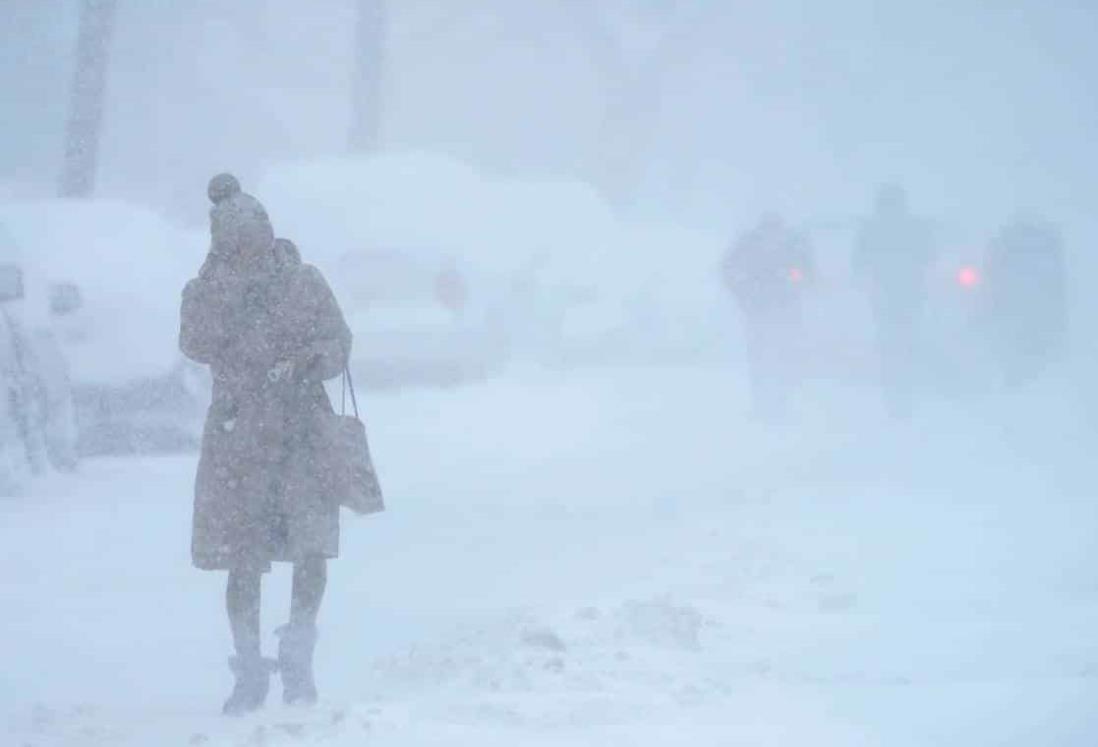 Tormenta invernal azota NY y el noreste de EU; frenan vacunación