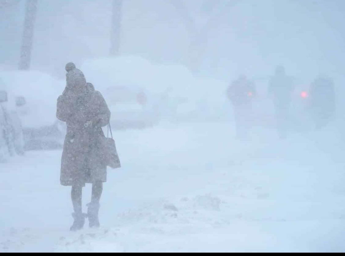 Tormenta invernal azota NY y el noreste de EU; frenan vacunación