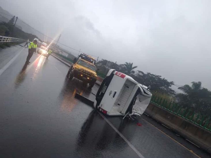 Vuelca camioneta en la Puebla-Córdoba