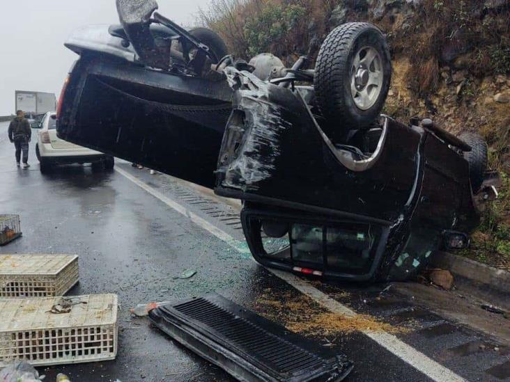 Volcadura de camioneta en la Córdoba-Puebla; 1 lesionado