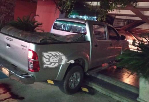 Tras balacera, abandonan camioneta con dos embolsados en Minatitlán