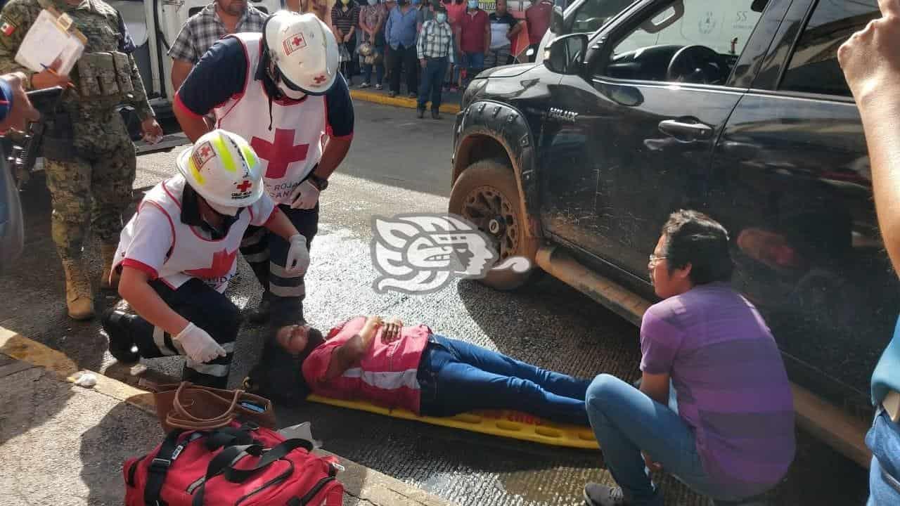 Conductor de camioneta arrolla a mujer en barrio de Acayucan