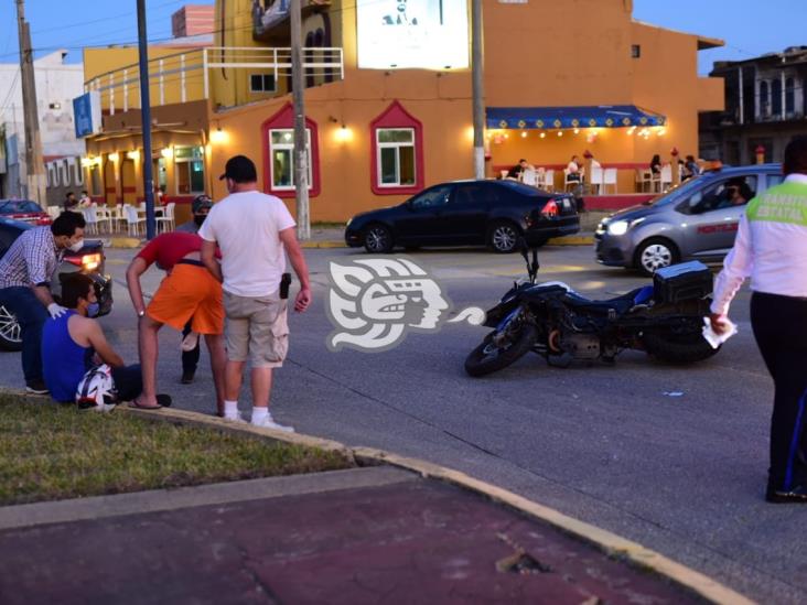 Motociclista choca y derrapa en el Malecón de Coatzacoalcos