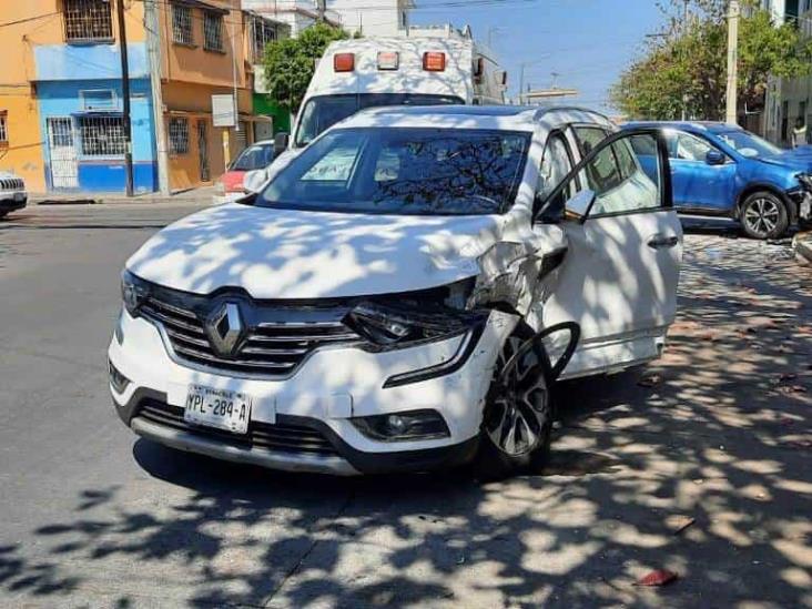 Se registra accidente entre dos unidades particulares en calles de Veracruz