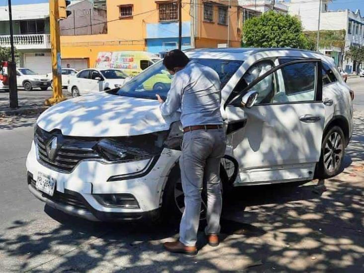 Se registra accidente entre dos unidades particulares en calles de Veracruz