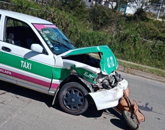 En Xalapa, taxista atropella a menores y a vendedor