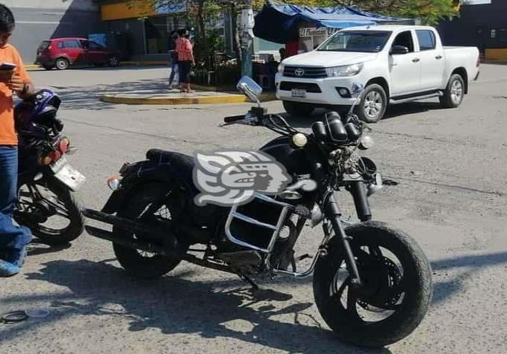 En Veracruz, taxista impacta a motociclista