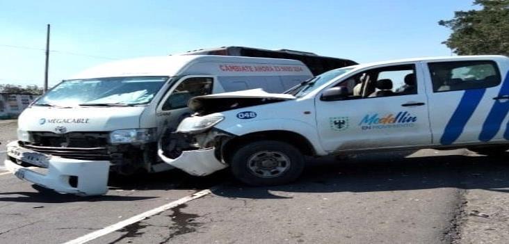 Se registra accidente entre dos camionetas en Medellín de Bravo