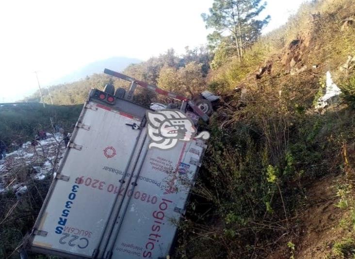 Volcadura en Cumbres de Maltrata deja un muerto y daños materiales