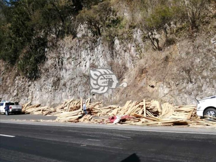 Vuelca tráiler con madera en Nogales; se desata rapiña