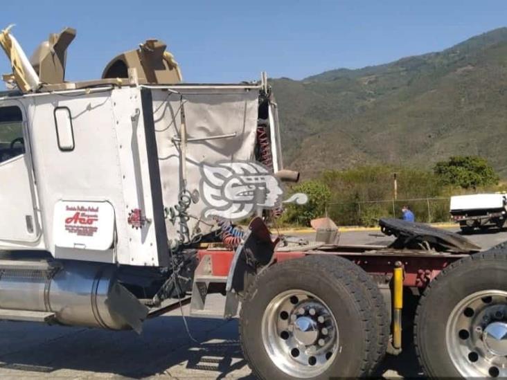 Vuelca tráiler con madera en Nogales; se desata rapiña