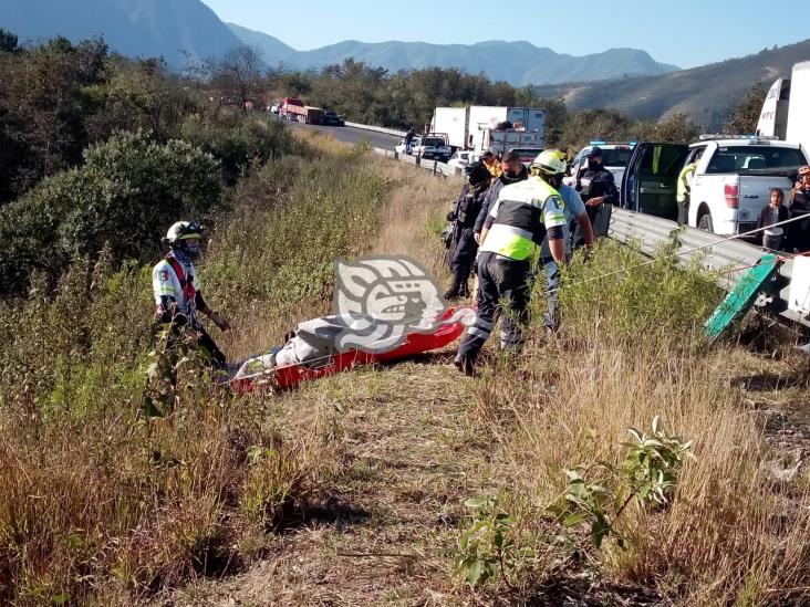 Volcadura en Cumbres de Maltrata deja un muerto y daños materiales