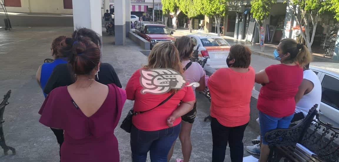 Protestan empleadas de comedores de Sayula por abusos de Fuerza Civil 