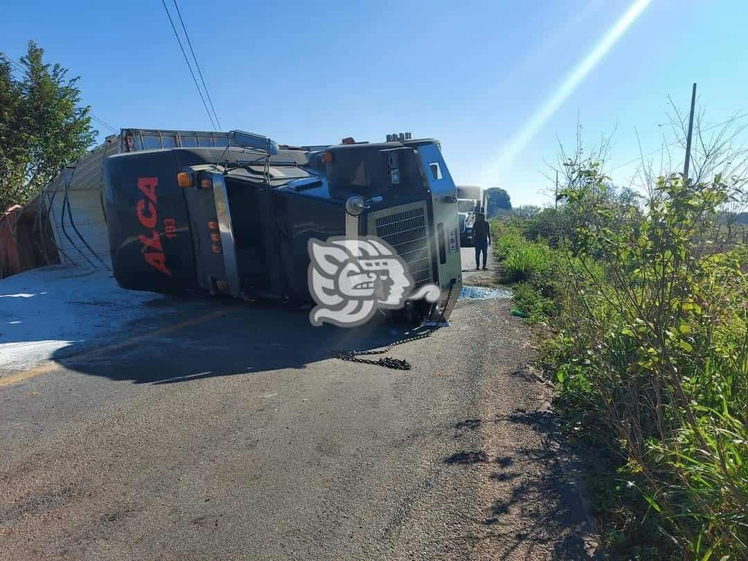 Tractocamión cargado de arena vuelca en José Azueta