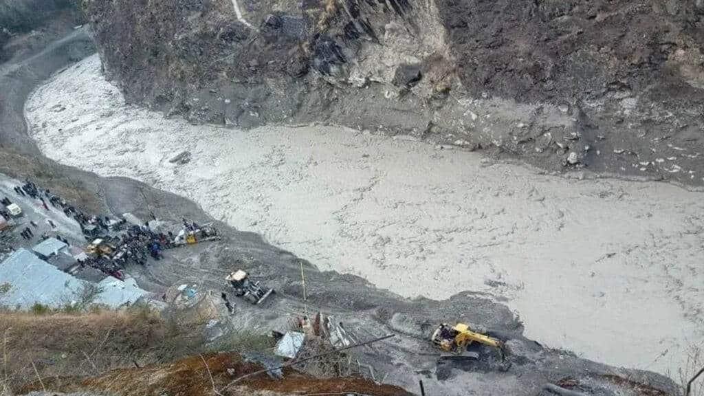 Unos 200 desaparecidos en India tras caída de trozo de glaciar