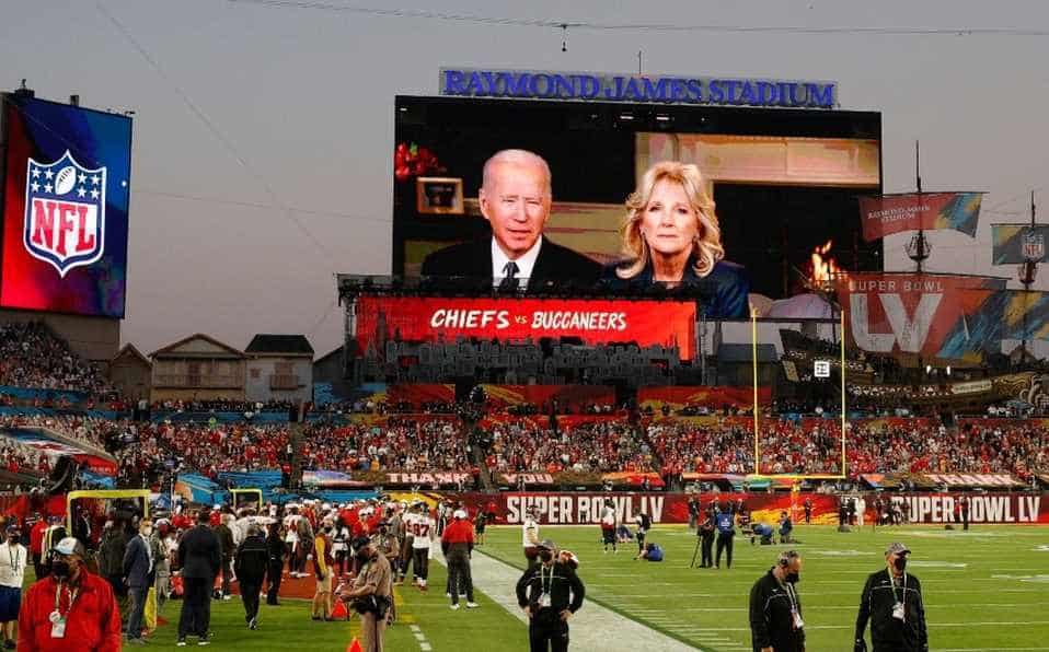 Biden pide momento de silencio por víctimas del covid-19 durante el Super Bowl