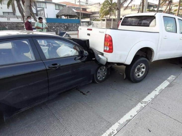 Deja cuantiosos daños, accidente automovilístico en fraccionamiento de Veracruz