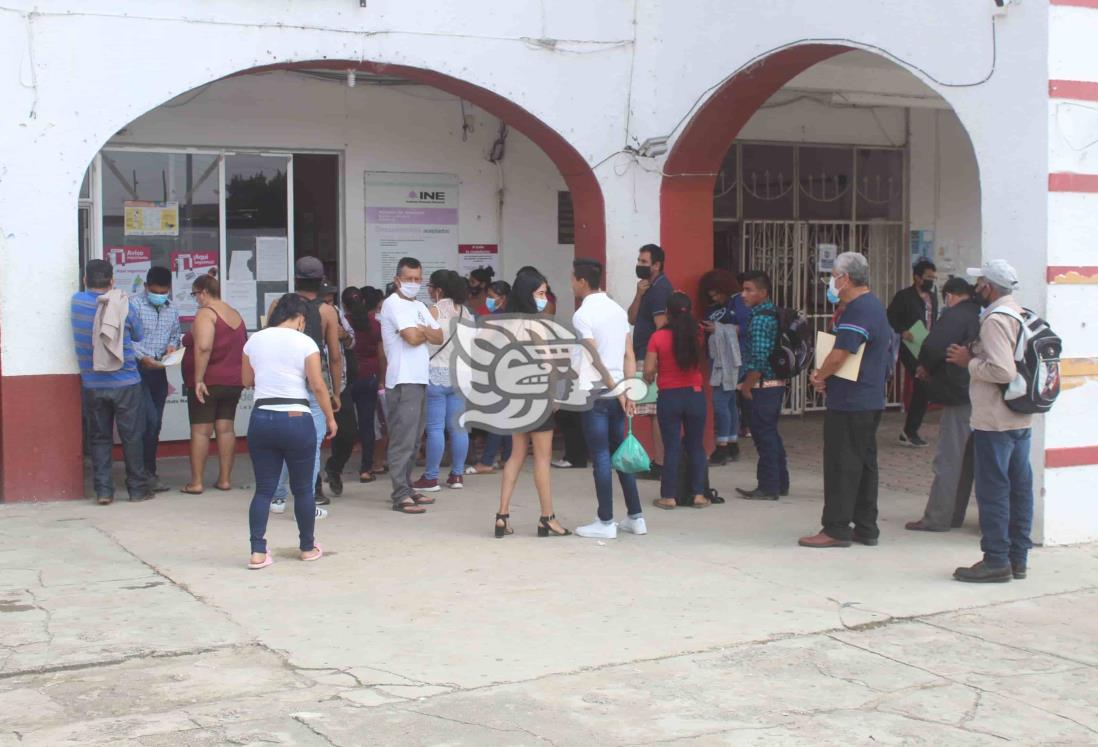 Aglomeraciones en oficinas del INE en Agua Dulce